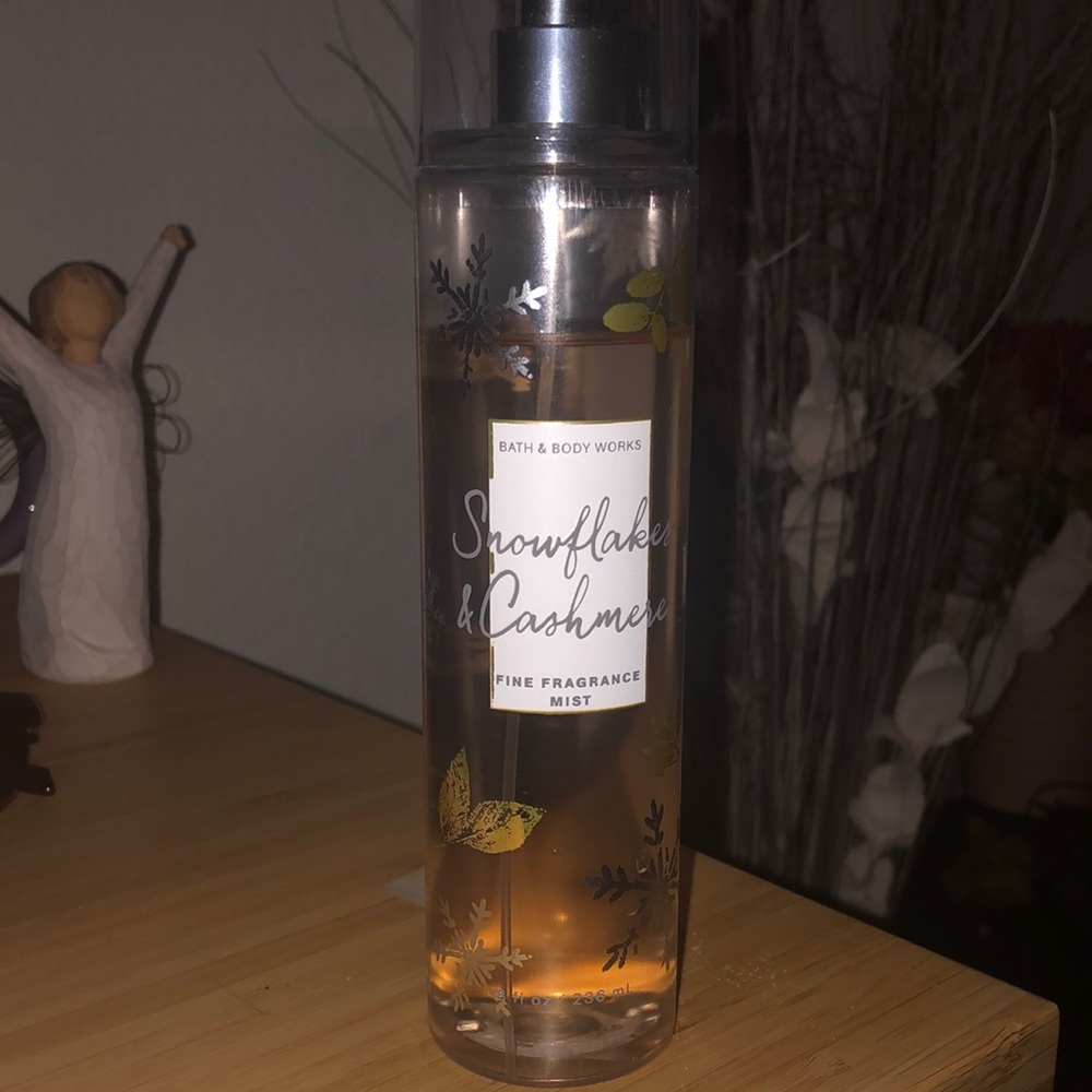 Gently loved Snowflake Cashmere mist